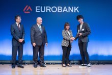 Photo 2: Στιγμιότυπο από τη βράβευση που πραγματοποιήθηκε από την Πρόεδρο της Δημοκρατίας, κα. Κατερίνα Σακελλαροπούλου, τον Πρόεδρο του Διοικητικού Συμβουλίου της Eurobank, κ. Γιώργο Π. Ζανιά και τον Διευθύνοντα Σύμβουλο της Eurobank, κ. Φωκίωνα Καραβία